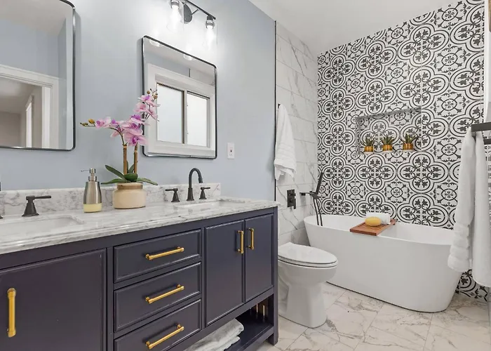 Brand New Row House, Walk To Ppg Arena, Duquesne U And Mercy Hospital, Spa-like Bathrooms, Free Parkng