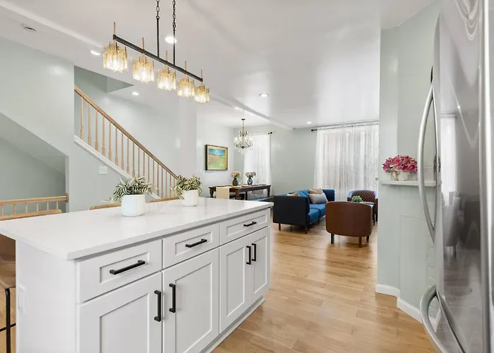 Brand New Row House, Walk To Ppg Arena, Duquesne U And Mercy Hospital, Spa-like Bathrooms, Free Parkng