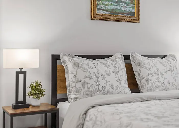 Holiday home Brand New Row House, Walk To Ppg Arena, Duquesne U And Mercy Hospital, Spa-like Bathrooms, Free Parkng