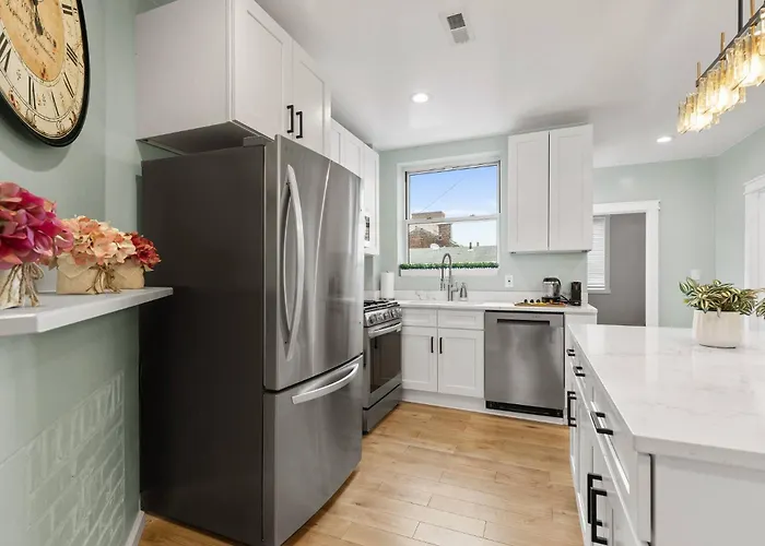 Holiday home Brand New Row House, Walk To Ppg Arena, Duquesne U And Mercy Hospital, Spa-like Bathrooms, Free Parkng