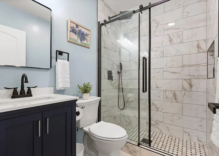 Holiday home Brand New Row House, Walk To Ppg Arena, Duquesne U And Mercy Hospital, Spa-like Bathrooms, Free Parkng Pittsburgh