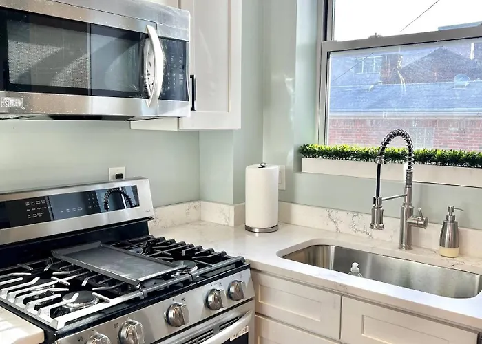 Holiday home Brand New Row House, Walk To Ppg Arena, Duquesne U And Mercy Hospital, Spa-like Bathrooms, Free Parkng