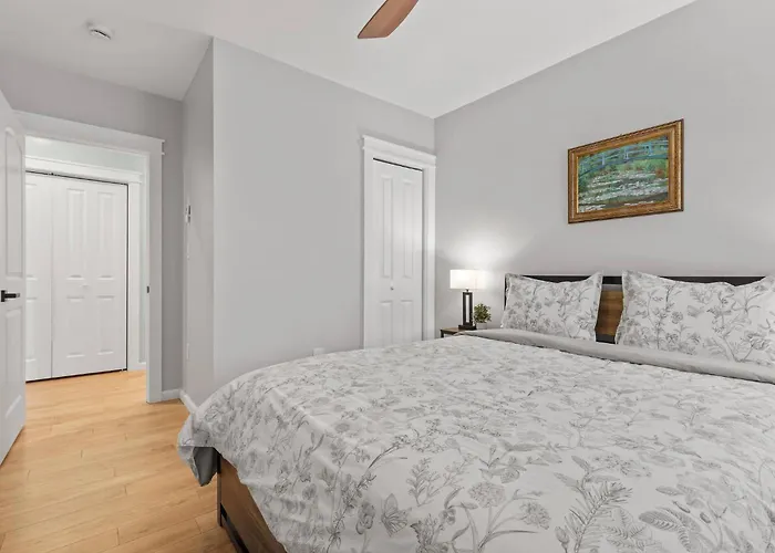 Holiday home Brand New Row House, Walk To Ppg Arena, Duquesne U And Mercy Hospital, Spa-like Bathrooms, Free Parkng *