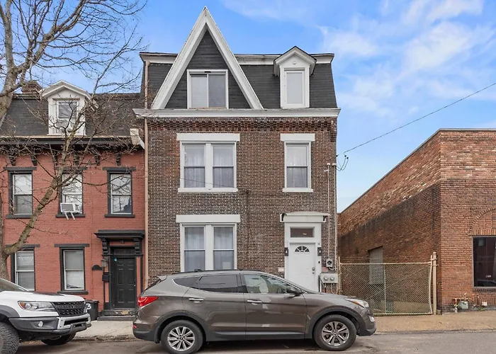 Holiday home Brand New Row House, Walk To Ppg Arena, Duquesne U And Mercy Hospital, Spa-like Bathrooms, Free Parkng *